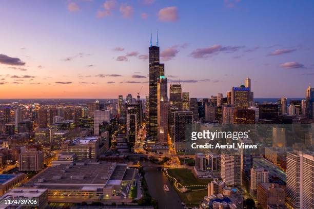 chicago cityscape at blue hour - establishing shot stock pictures, royalty-free photos & images