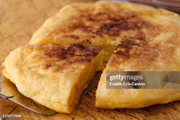 spanish omelet - tortilla stock-fotos und bilder