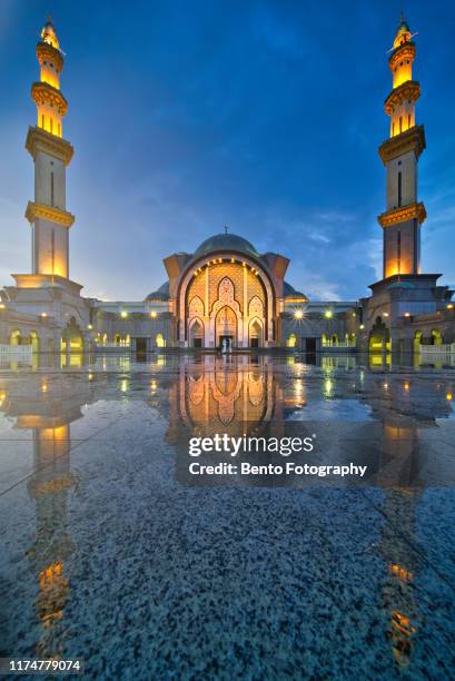 masjid wilayah persekutuan (federal territory mosque), kuala lumper, malaysia. - federal territory mosque stock pictures, royalty-free photos & images