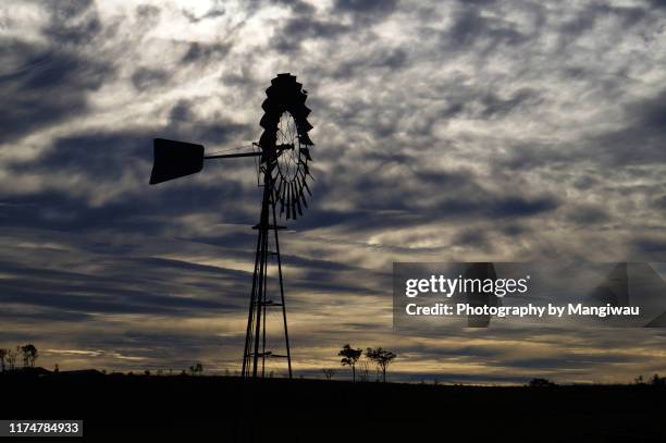 windmill water pump - rockhampton stockfoto's en -beelden