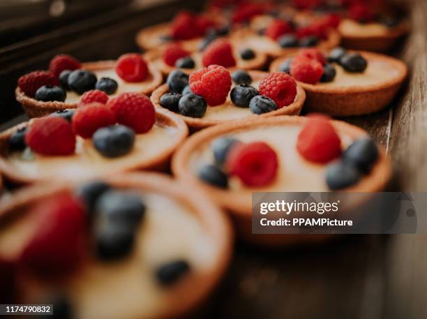 raspberry blueberry tart - cream cake stock pictures, royalty-free photos & images