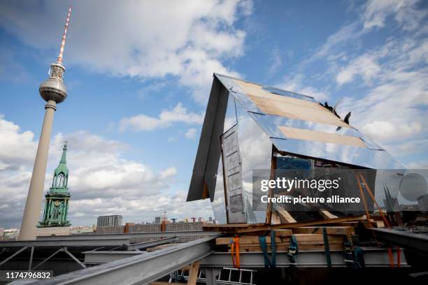 September 2019, Berlin: The "Penthouse à la Parasit" by the artists Jakob Wirth and Alexander Zakharov stands on the roof of a residential building...