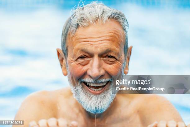 senior rentnern männlich in einem pool - portrait schwimmbad stock-fotos und bilder