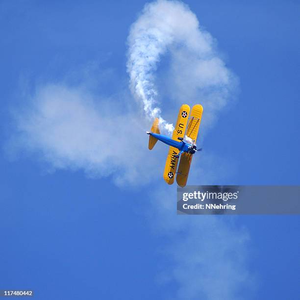 aerobatic stunt stearman kaydet biplano - espectáculo aéreo fotografías e imágenes de stock