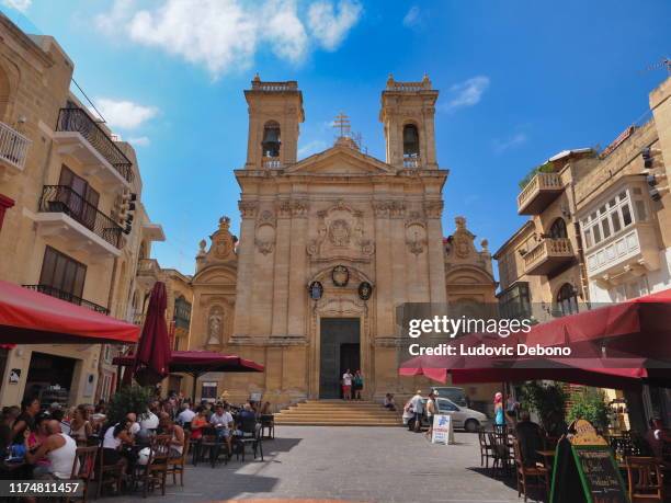 st. georg basilika und st. george place, victoria, gozo - gozo stock-fotos und bilder