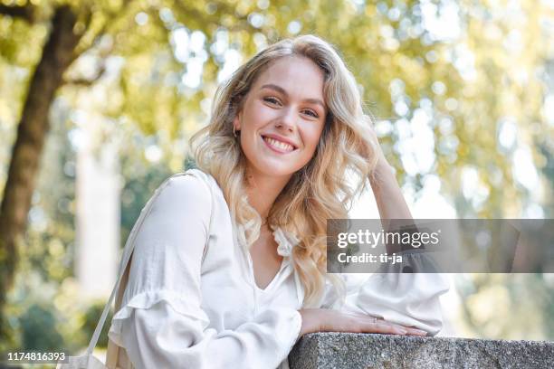 portret van een mooie jonge vrouw buitenshuis - schoonheidsspecialist natuur stockfoto's en -beelden