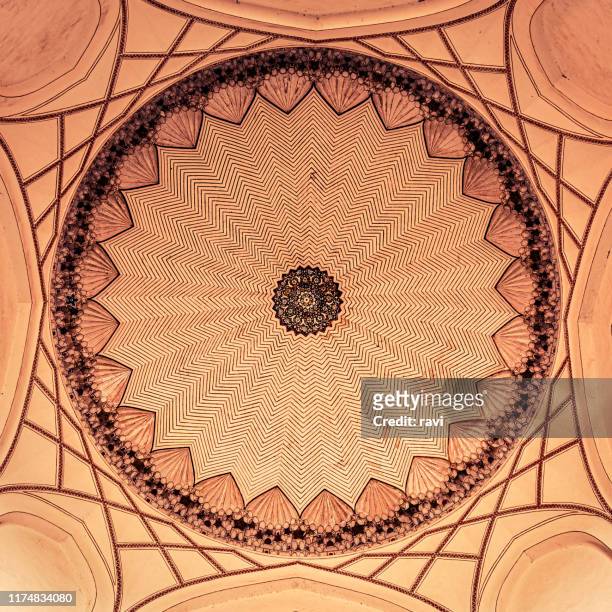 ceiling of the chamber at the main entrance to the tomb of humayun - mandalas india stockfoto's en -beelden