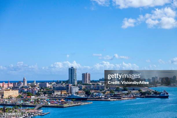 luftaufnahme des hafens von san juan puerto rico und der skyline - san juan puerto rico stock-fotos und bilder