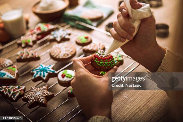 galletas de pan de jengibre de navidad con sabroso azúcar de colores - baking fotografías e imágenes de stock