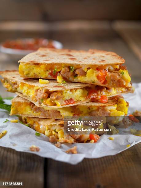 cheesy frühstück quesadilla mit wurst, rührei und paprika - tortilla flatbread stock-fotos und bilder