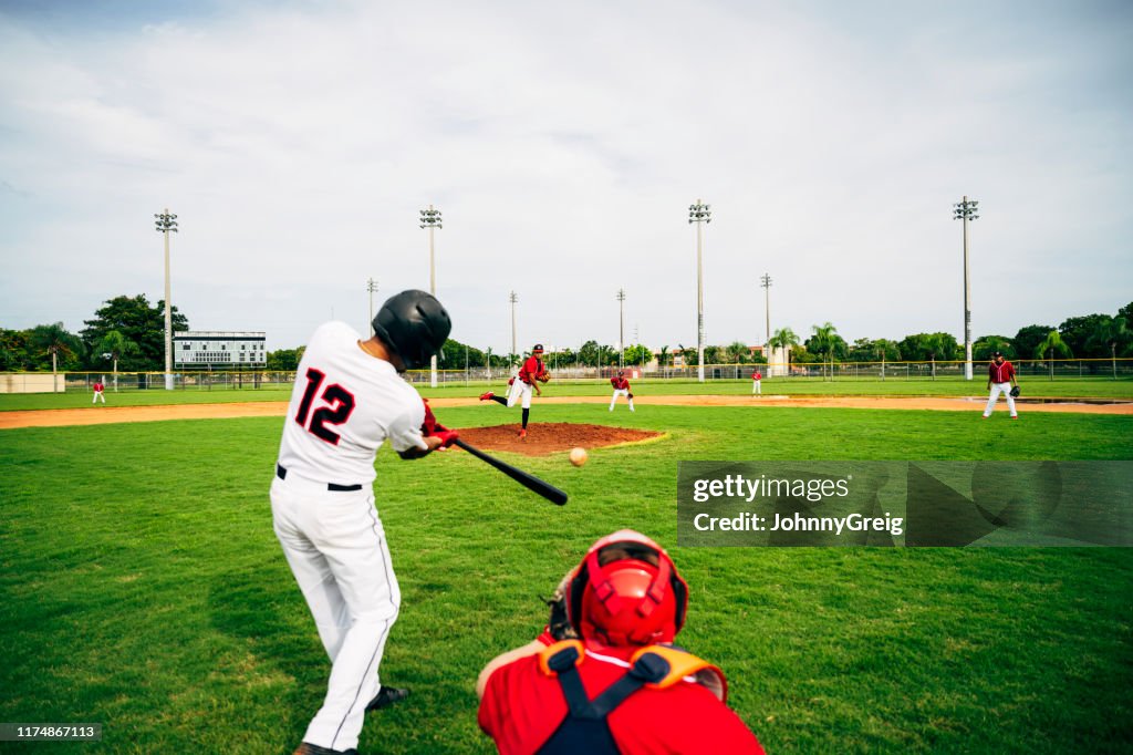 Junger Baseballspieler schwingt seinen Schläger auf geworfenen Pitch