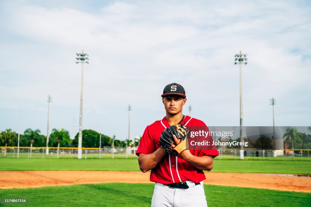 Outdoor-Porträt von hispanic Baseball-Krug und Ballfeld