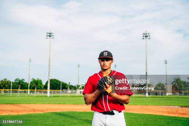 verticale extérieure du pichet et du terrain de balle hispaniques de base-ball - joueur-de-baseball photos et images de collection
