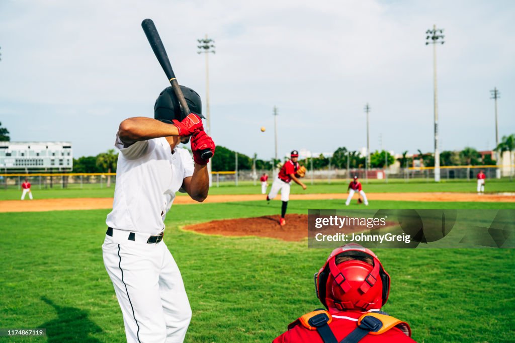 Rückansicht von Baseballschläger und Catcher, der das Spielfeld beobachtet