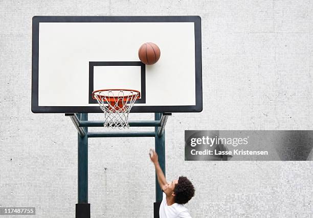 playing basketball - canasta de baloncesto fotografías e imágenes de stock