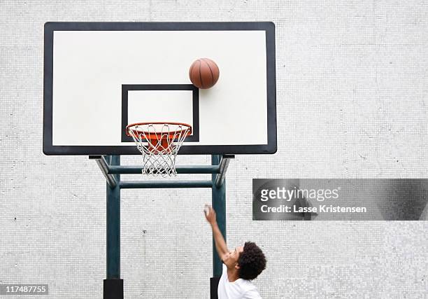 playing basketball - 籃球框 個照片及圖片檔
