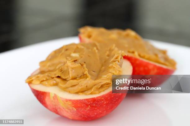 apple with peanut butter - erdnussbutter stock-fotos und bilder