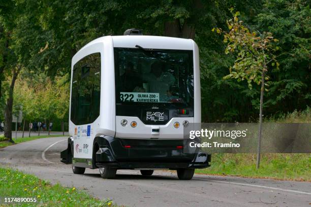 autonomous bus in motion - autonomous technology stock pictures, royalty-free photos & images