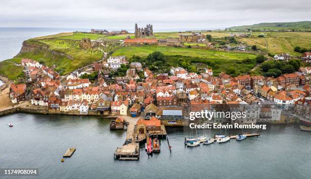 whitby abbey and village - yorkshire fotografías e imágenes de stock