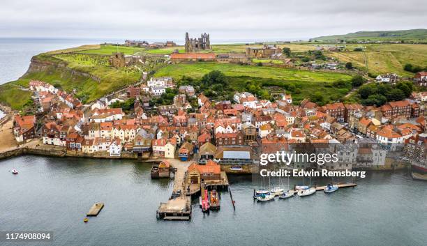 whitby abbey and village - yorkshire england 個照片及圖片檔