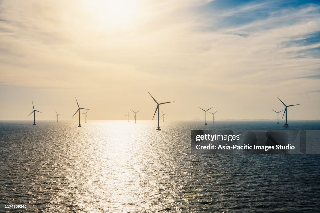 Windkraftanlagen auf dem Meer.