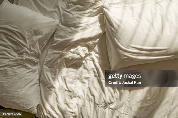 messy white sheet on bed - lenzuolo foto e immagini stock