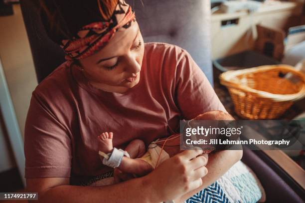 29 week premature baby is held with mother in hospital in the nicu - premature baby incubator stock-fotos und bilder