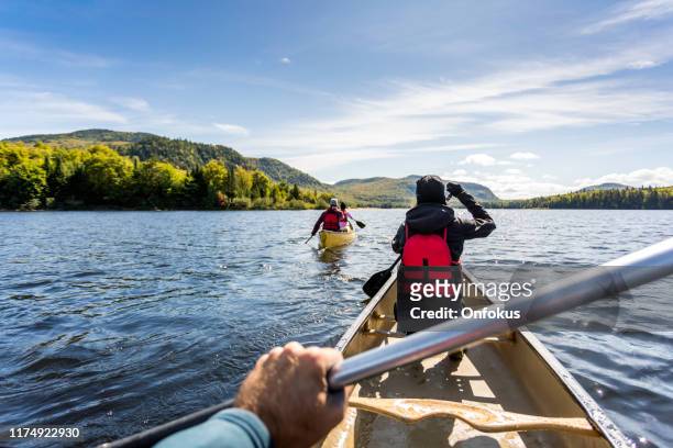pov people canoeing im parc national du mont-tremblant, quebec, kanada - parc public stock-fotos und bilder