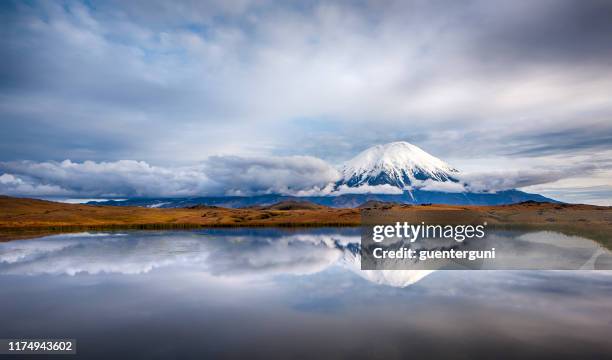 volcán tolbachik en la península de kamchatka, rusia - península de kamchatka fotografías e imágenes de stock