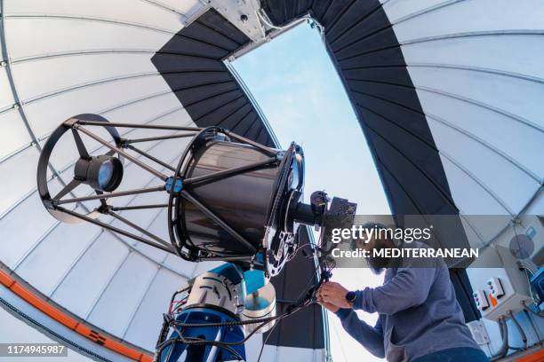 astrónomo en cúpula de fototelescopio - astrofísica fotografías e imágenes de stock