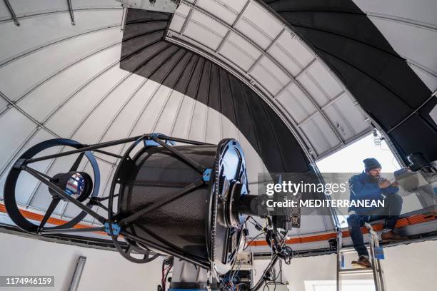 tecnico astronomo nella cupola dell'osservatorio - astronomo foto e immagini stock