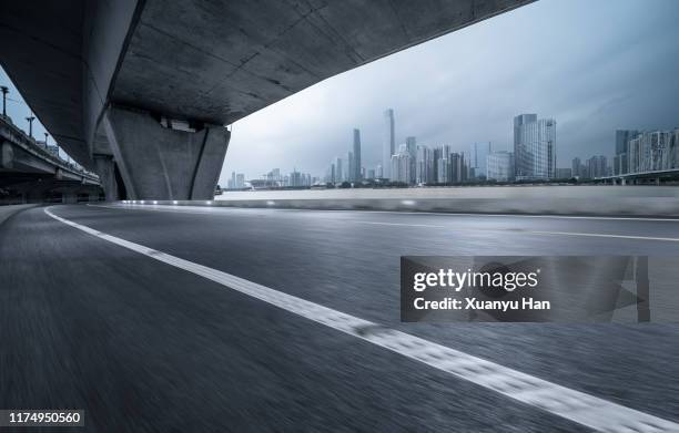 urban road - carretera elevada fotografías e imágenes de stock