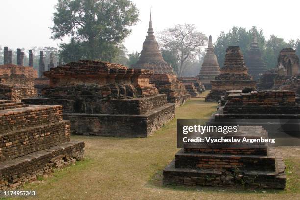 mahathat temple, 14th century, sukhothai, thailand - sukhothai historical park stock pictures, royalty-free photos & images