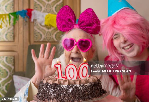 100 jaar oude verjaardagstaart naar oude vrouw ouderen - 101 stockfoto's en -beelden