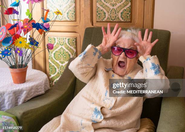 lustige ältere 90er jahre frau geste hände im kopf - ungewöhnlich stock-fotos und bilder