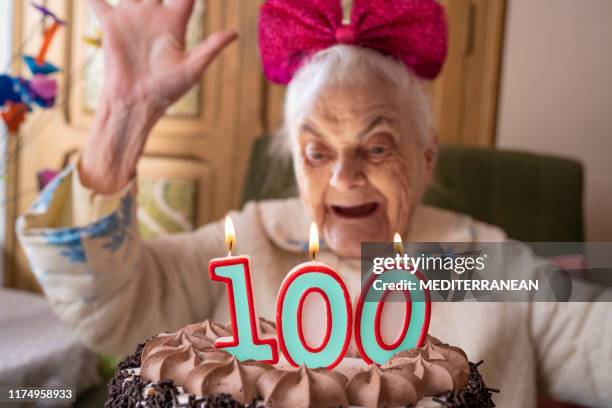 100 jaar oude verjaardagstaart naar oude vrouw - 100 birthday stockfoto's en -beelden