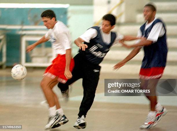 Luis Arnaez Allan Oviedo y Hernan Medford del seleccionado de Costa Rica, juegan futbol en una cancha de baloncesto en Santa Cruz por fuertes...