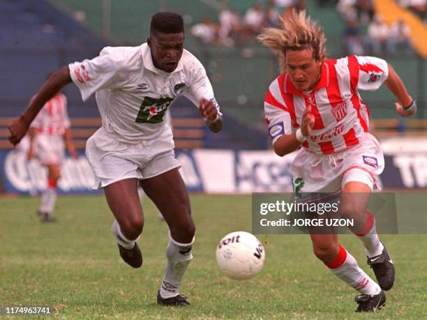 El jugador del equipo mexicano Necaxa Luis Hernandez disputa un balon con Jose Fernandez de Comunicaciones de Guatemala en un encuentro valido por el...