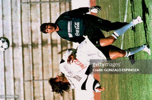 Enzo Francescoli y Robert Siboldi, jugadores de la seleccion uruguaya de futbol, practican 17 julio en el estadio Hernando Siles de La Paz, donde el...