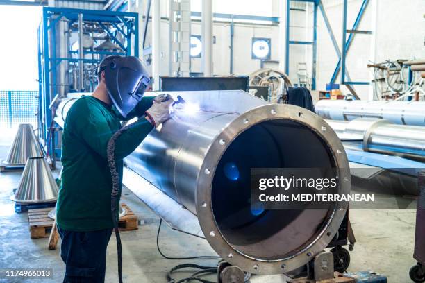 saldatore saldatura tubo grande acciaio inossidabile - operaio metallurgico foto e immagini stock