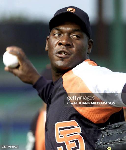Jose Ariel Contreras pitches dureing a round of practice 26 December 2002 at Roberto Clemente Stadium in Masaya, 27 km south of Managua, Nicaragua....