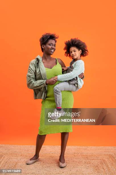 madre e hija étnica africana sosteniendo niño - african kids stylish fotografías e imágenes de stock