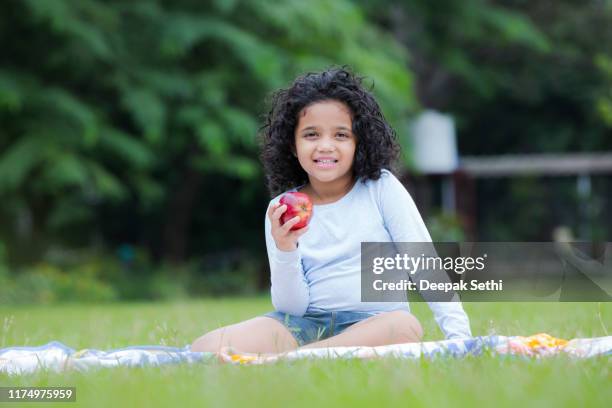 fille dans la photo de stock de parc - kids play apple photos et images de collection