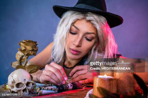 fille vaudou avec des ongles sur la table et le chapeau de sorcière - europe de l'ouest photos et images de collection