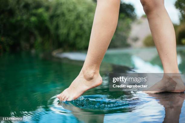 ce n'est pas amusant jusqu'à ce que vous fassiez un splash - orteil photos et images de collection