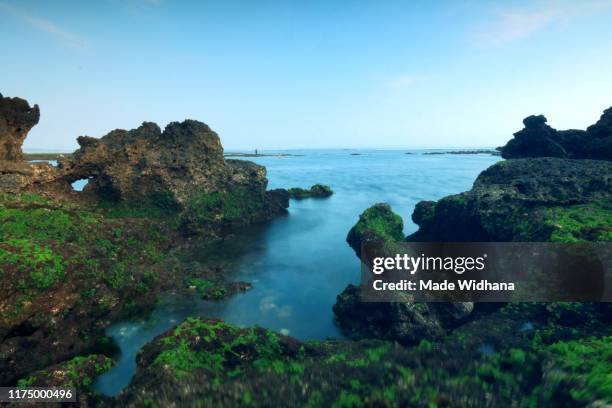 long exposure beach rocks at sunset - made widhana - fotografias e filmes do acervo