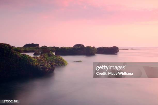 long exposure beach rocks at sunset - made widhana 個照片及圖片檔