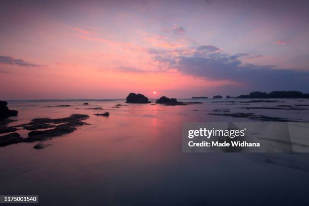 long exposure beach rocks at sunset - made widhana - fotografias e filmes do acervo