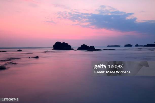 long exposure beach rocks at sunset - made widhana - fotografias e filmes do acervo
