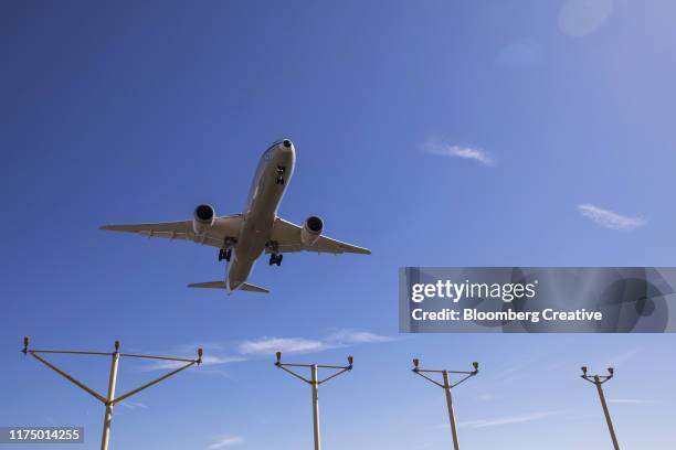 passenger airplane landing at airport - heathrow airport fotografías e imágenes de stock